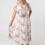 Letnia-sukienka-rozkloszowana-plus-size-z-ozdobnym-paskiem-beżowo-biała (5)