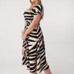 Letnia-sukienka-rozkloszowana-plus-size-z-ozdobnym-paskiem-czarno-beżowa (1)