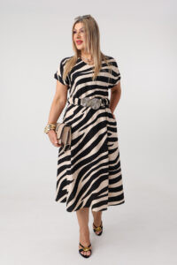 Letnia sukienka rozkloszowana plus size z ozdobnym paskiem czarno-beżowa 42-50