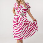Letnia-sukienka-rozkloszowana-plus-size-z-ozdobnym-paskiem-różowo-biała-42-50 (3)