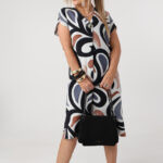 Luźna-sukienka-plus-size-z-broszką-w-modny-print-44-52 (1)