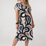 Luźna sukienka plus size z broszką w modny print 44-52