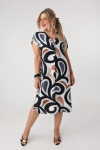 Luźna sukienka plus size z broszką w modny print 44-52