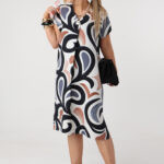 Luźna-sukienka-plus-size-z-broszką-w-modny-print-44-52 (6)
