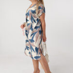 Luźna-sukienka-plus-size-z-broszką- w-roślinny-motyw (1)