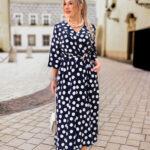 Rozkloszowana sukienka w grochy plus size granatowa 42-52