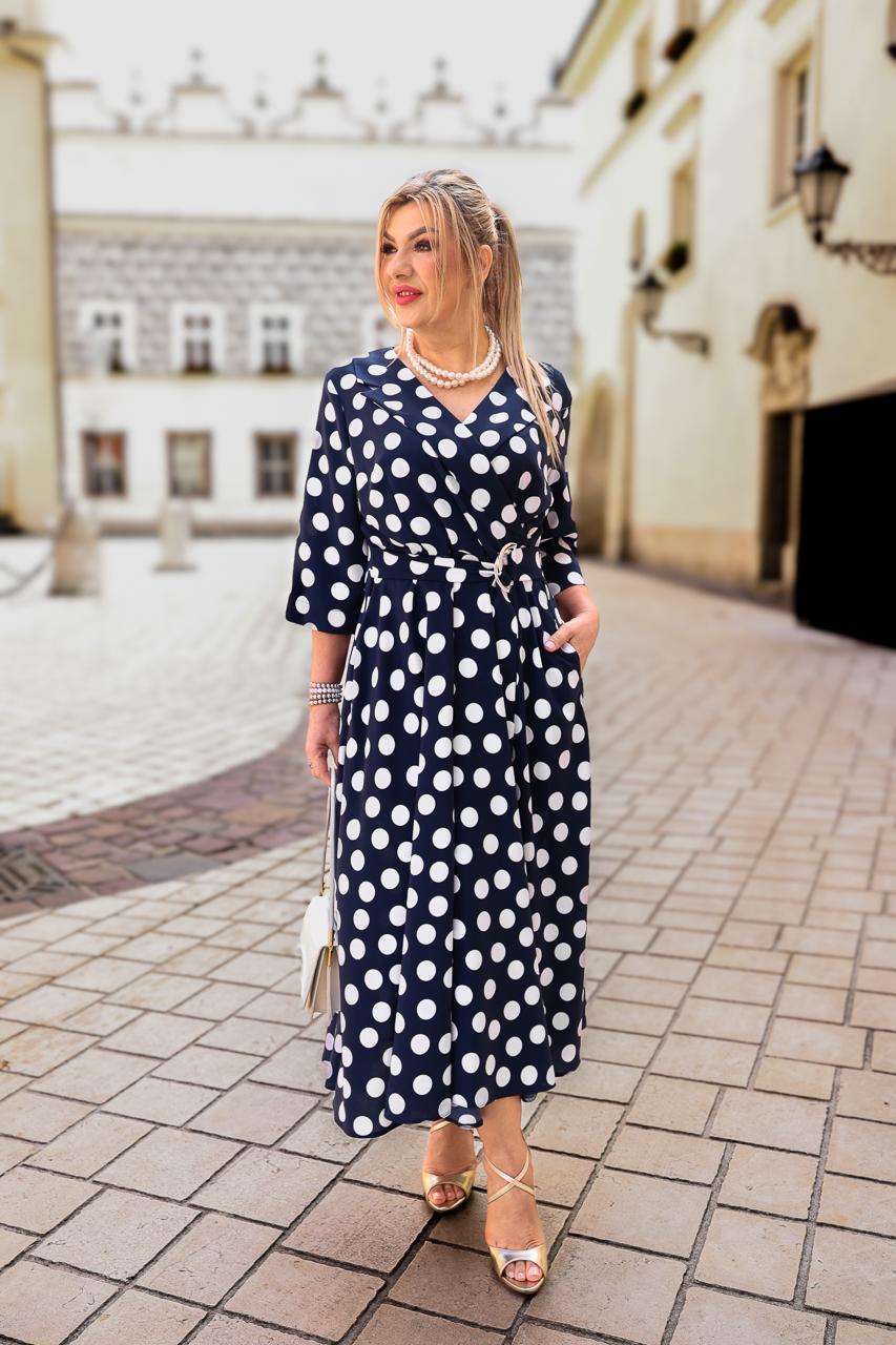 Rozkloszowana sukienka w grochy plus size granatowa 42-52