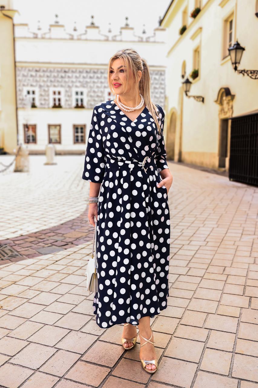 Rozkloszowana sukienka w grochy plus size granatowa 42-52
