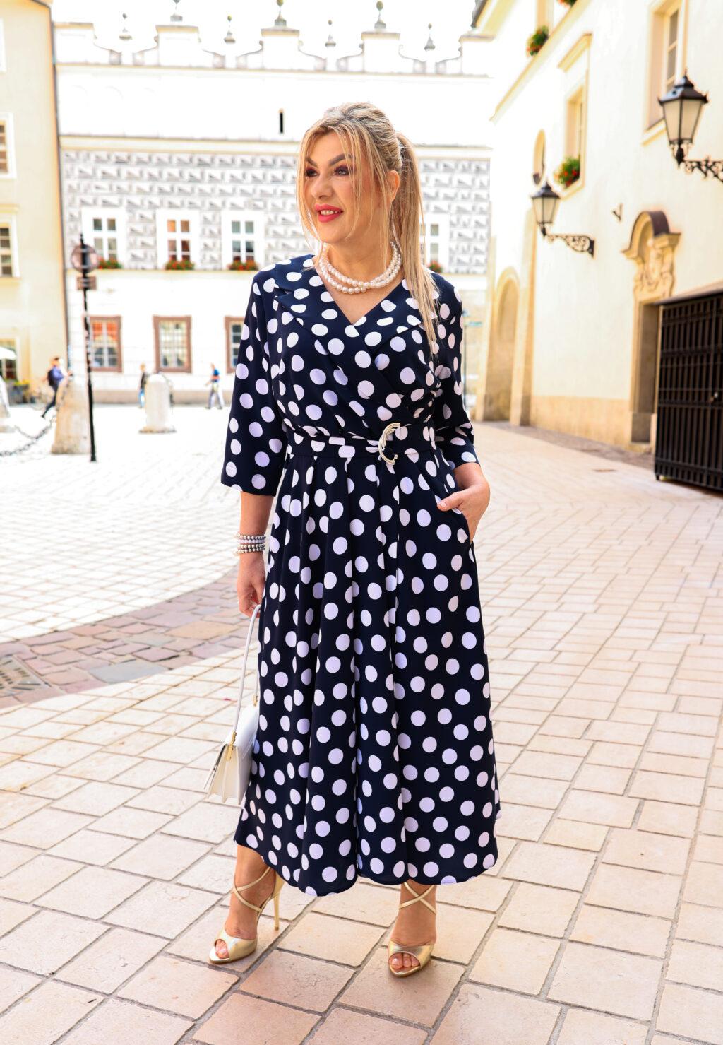 Rozkloszowana sukienka w grochy plus size granatowa 42-52