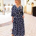 Rozkloszowana sukienka w grochy plus size granatowa 42-52