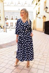 Rozkloszowana sukienka w grochy plus size granatowa 42-52