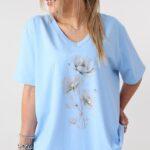bawelniana-bluzka-z-dekoltem-v-plus-size-z-kwiatem-niebieska (1)