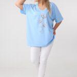 bawelniana-bluzka-z-dekoltem-v-plus-size-z-kwiatem-niebieska (5)