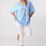 bawelniana-bluzka-z-dekoltem-v-plus-size-z-kwiatem-niebieska (6)