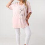 bawelniana-bluzka-z-dekoltem-v-plus-size-z-kwiatem-pudrowa (3)