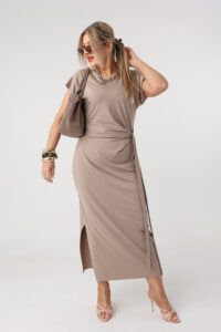 Beżowa dopasowana sukienka plus size z marszczeniem 44-52
