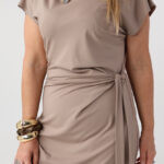 beżowa-dopasowana-sukienka-plus-size-z-marszczeniem-44-52 (6)