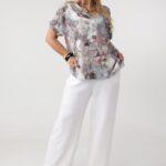 bluzka-z-dekoltem-v-plus-size-w-abstrakcyjny-wzor-popielata (6)