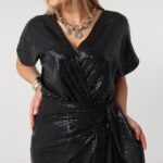 blyszczaca-sukienka-plus-size-kopertowa-czarna (1)