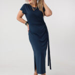 granatowa-dopasowana-sukienka-plus-size-z-marszczeniem-44-52 (4)