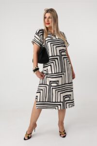 Luźna sukienka plus size z kieszeniami kremowo-czarna 42-50