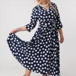 rozkloszowana-sukienka-w-grochy-plus-size-granatowa (3)