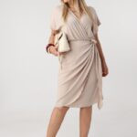 zwiewna-sukienka-plus-size-kopertowa-bezowa (3)