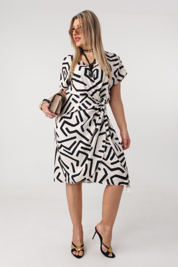 zwiewna-sukienka-plus-size-kopertowa-bezowo-czarna (3)