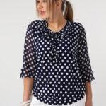 Bluzka-z-żabotem-plus-size-granatowa-w-grochy-42-50 (3)