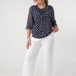 Bluzka-z-żabotem-plus-size-granatowa-w-grochy-42-50 (4)