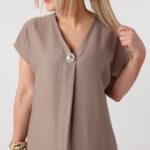 Luźna-sukienka-plus-size-z-ozdobną-broszką-brązowa-44-52 (1)