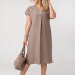 Luźna sukienka plus size z ozdobną broszką brązowa 44-52