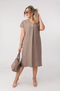 Luźna sukienka plus size z ozdobną broszką brązowa 44-52