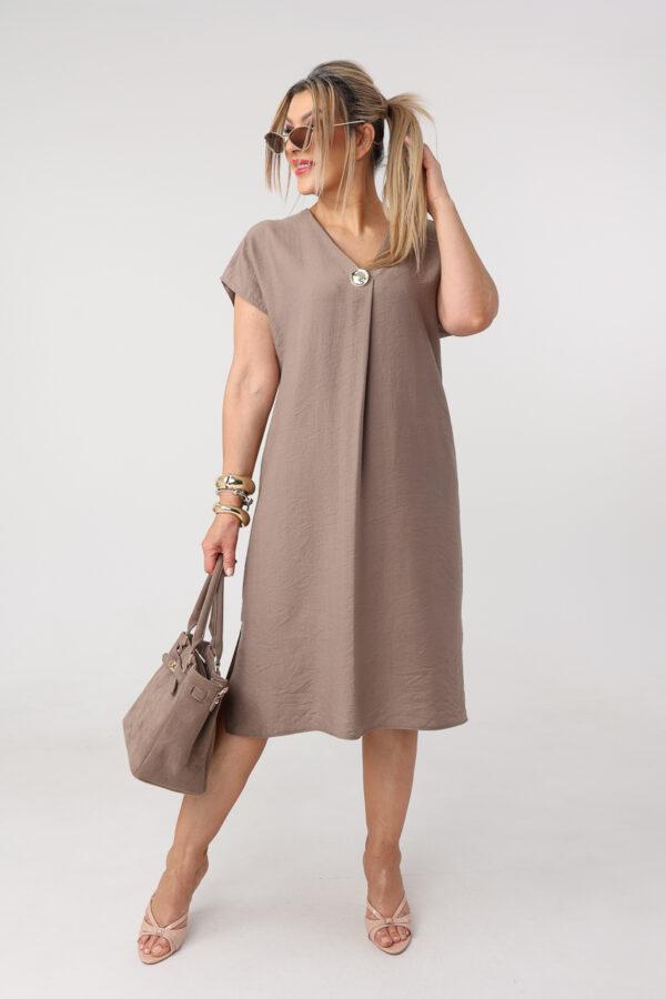 Luźna sukienka plus size z ozdobną broszką brązowa 44-52