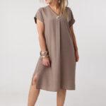 Luźna-sukienka-plus-size-z-ozdobną-broszką-brązowa-44-52 (4)