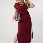 bordowa-dopasowana-sukienka-plus-size-z-marszczeniem-44-52 (1)