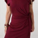 bordowa-dopasowana-sukienka-plus-size-z-marszczeniem-44-52 (5)