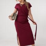 Bordowa dopasowana sukienka plus size z marszczeniem 44-52