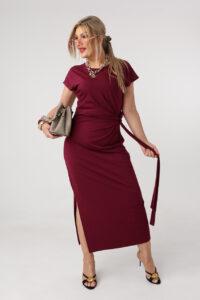 Bordowa dopasowana sukienka plus size z marszczeniem 44-52