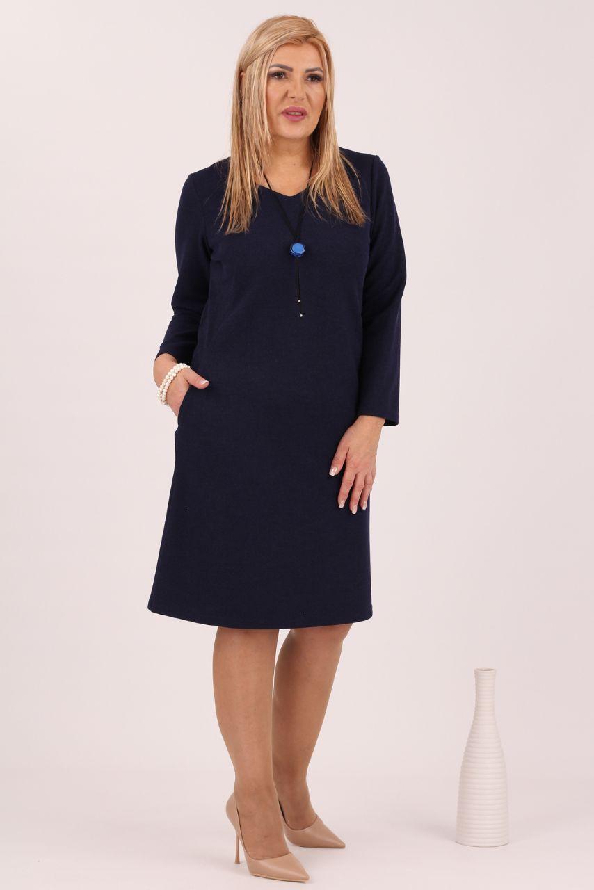 Sukienka błyszcząca plus size z naszyjnikiem granatowa