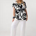 luzna-bluzka-damska-plus-size-z-krotkim-rekawem-w-kwiaty-czarna (1)