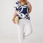 luzna-bluzka-damska-plus-size-z-krotkim-rekawem-w-kwiaty-granatowa (4)