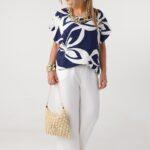 luzna-bluzka-damska-plus-size-z-krotkim-rekawem-w-kwiaty-granatowa (5)