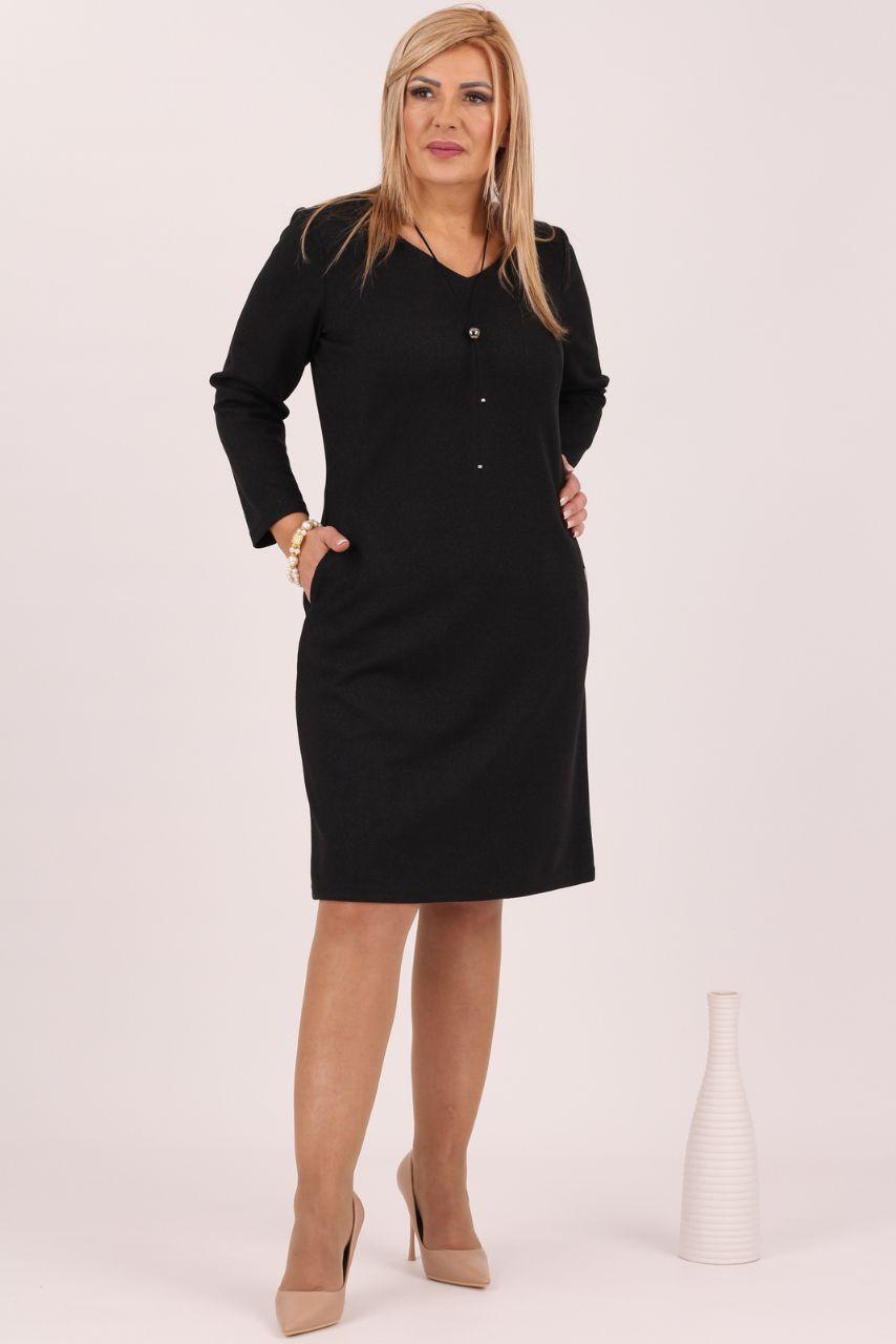 Sukienka błyszcząca plus size z naszyjnikiem czarna
