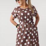sukienka-w-grochy-plus-size-z-paskiem-brazowa (5)