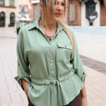 Bluzka koszulowa plus size wiązana w talii oliwkowa 42-50