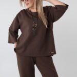 elegancki-komplet-damski-plus-size-bluzka-i-spodnie-brazowy (2)
