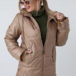 Pikowana kurtka przejściowa plus size za biodra z kapturem i zamkami po bokach – lekka kurtka damska XXL dla puszystych kobiet