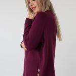 Elegancki sweter damski plus size z dekoltem w serek i ozdobnymi guzikami po bokach – luźny sweter XXL dla puszystych kobiet
