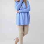 Damski elegancki sweter plus size ażurowy z ozdobnymi guzikami błękitny (6)
